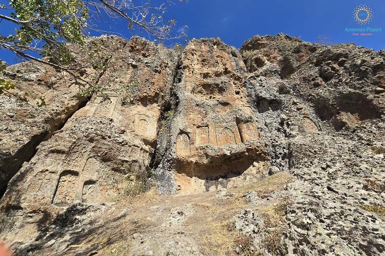 Rock of khachkars and medieval cemetery of Kapuyt