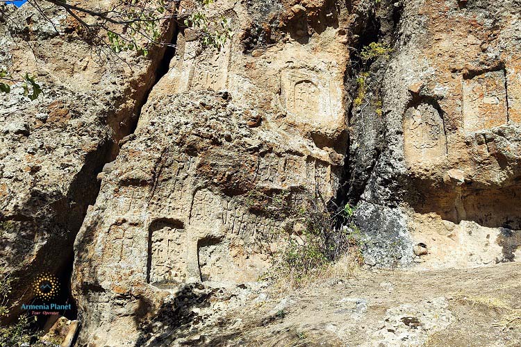Rock of khachkars and medieval cemetery of Kapuyt