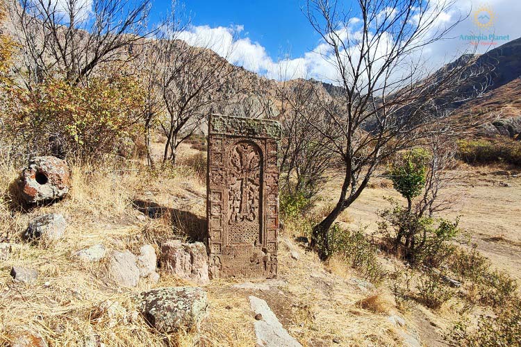 Rock of khachkars and medieval cemetery of Kapuyt